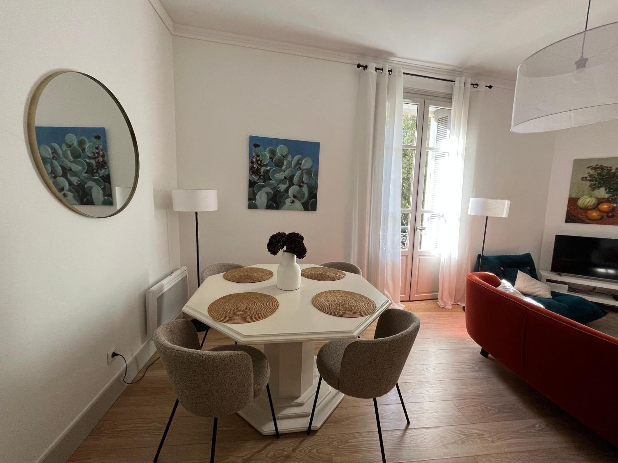 Nimes , Appartement Renove Dans Immeuble Classe. Exteriör bild