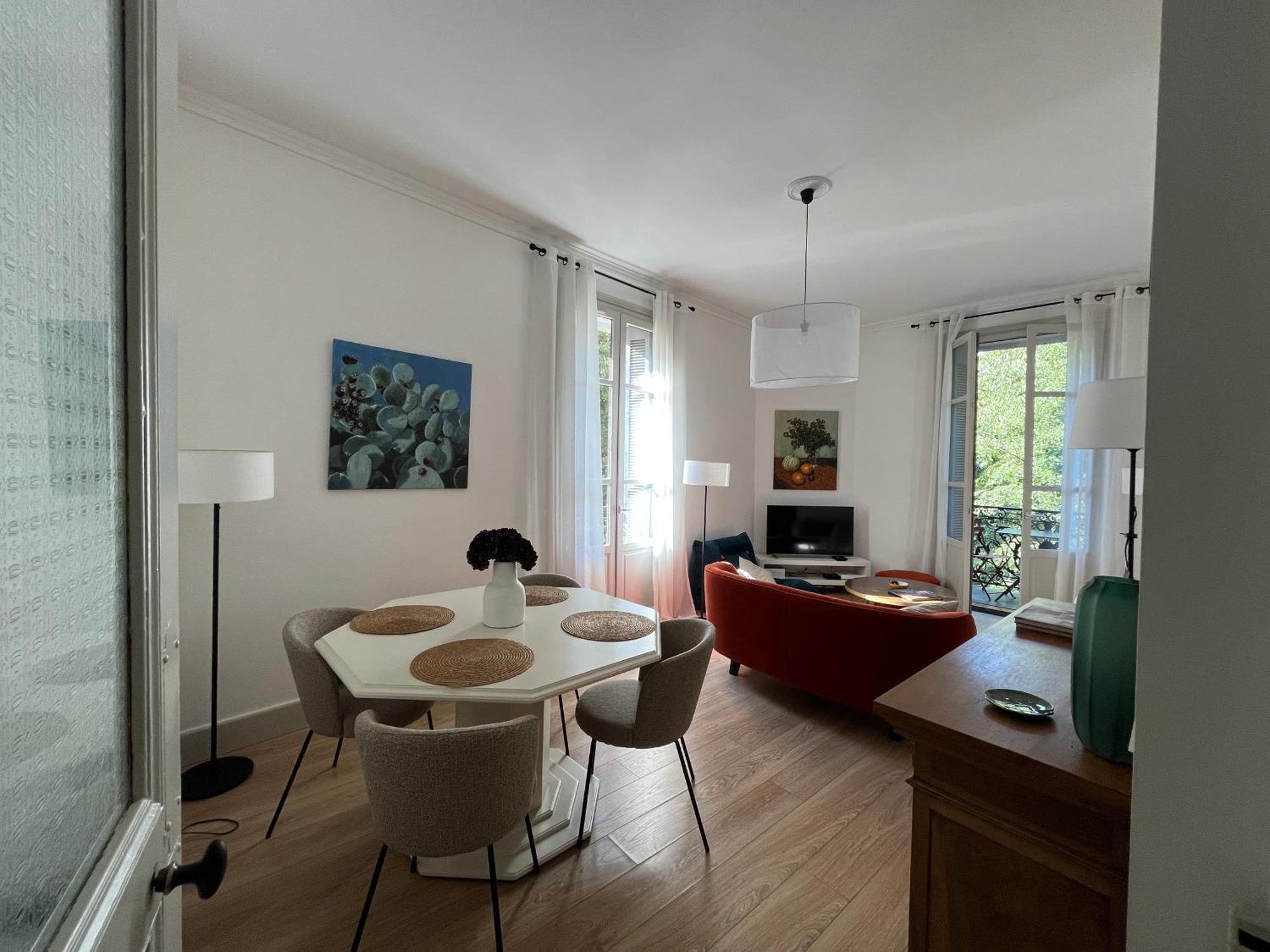 Nimes , Appartement Renove Dans Immeuble Classe. Exteriör bild