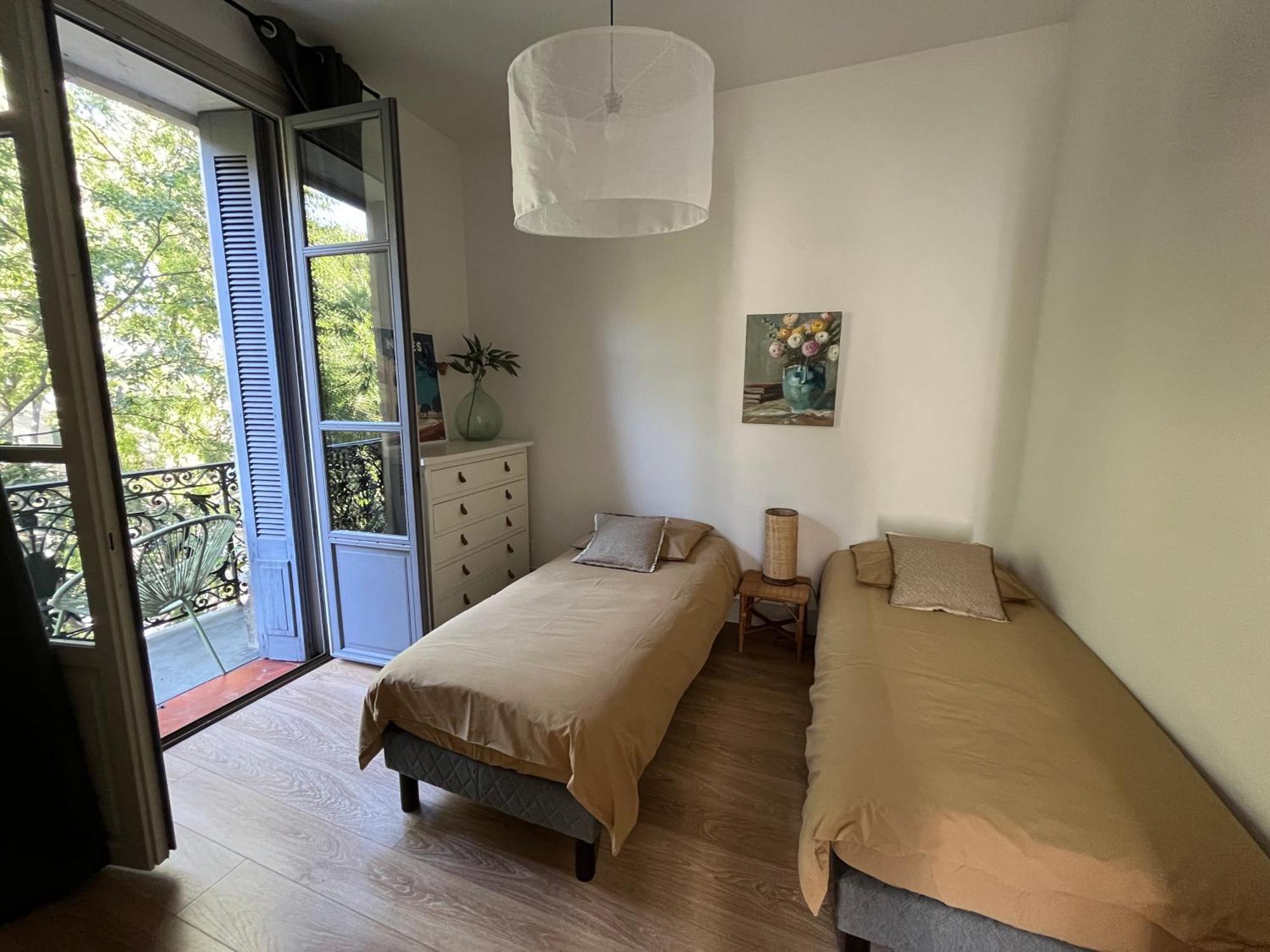 Nimes , Appartement Renove Dans Immeuble Classe. Exteriör bild