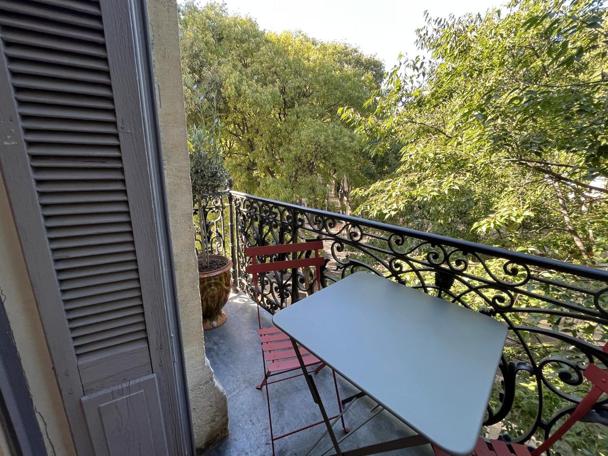 Nimes , Appartement Renove Dans Immeuble Classe. Exteriör bild