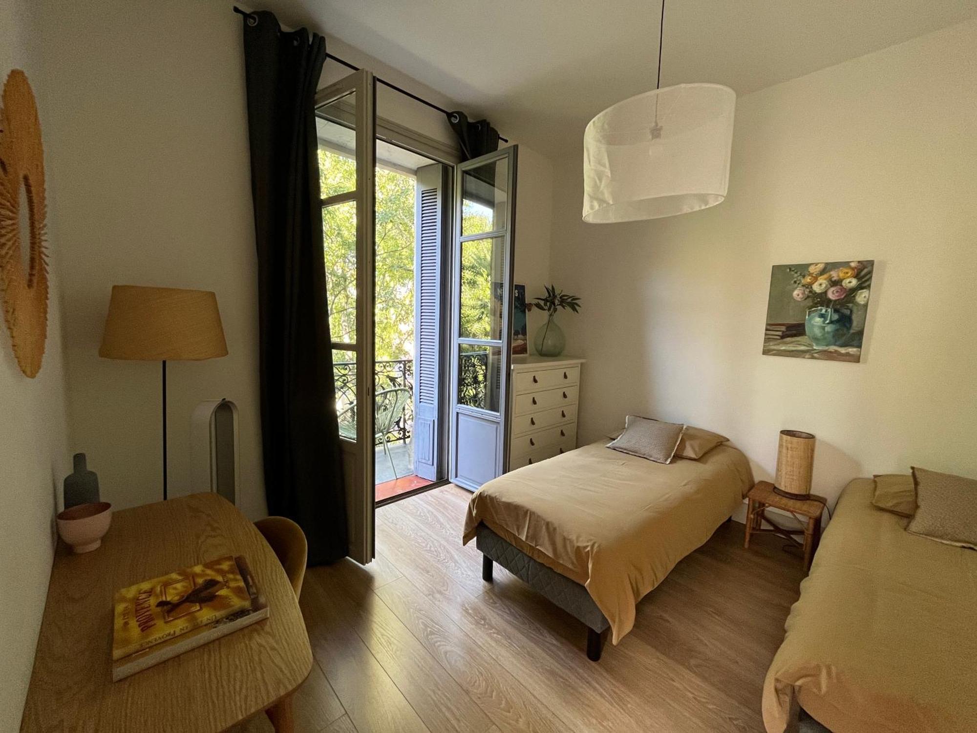 Nimes , Appartement Renove Dans Immeuble Classe. Exteriör bild