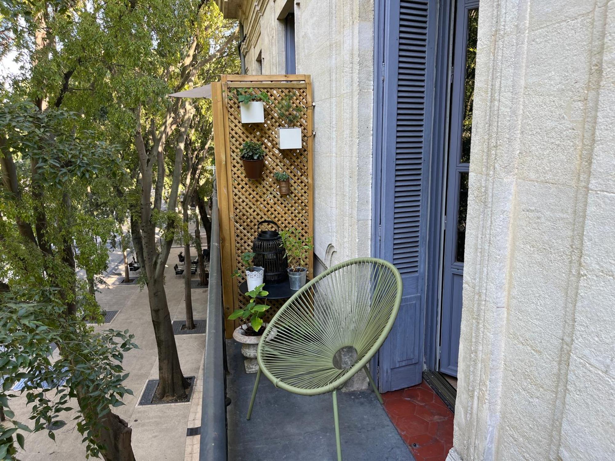 Nimes , Appartement Renove Dans Immeuble Classe. Exteriör bild