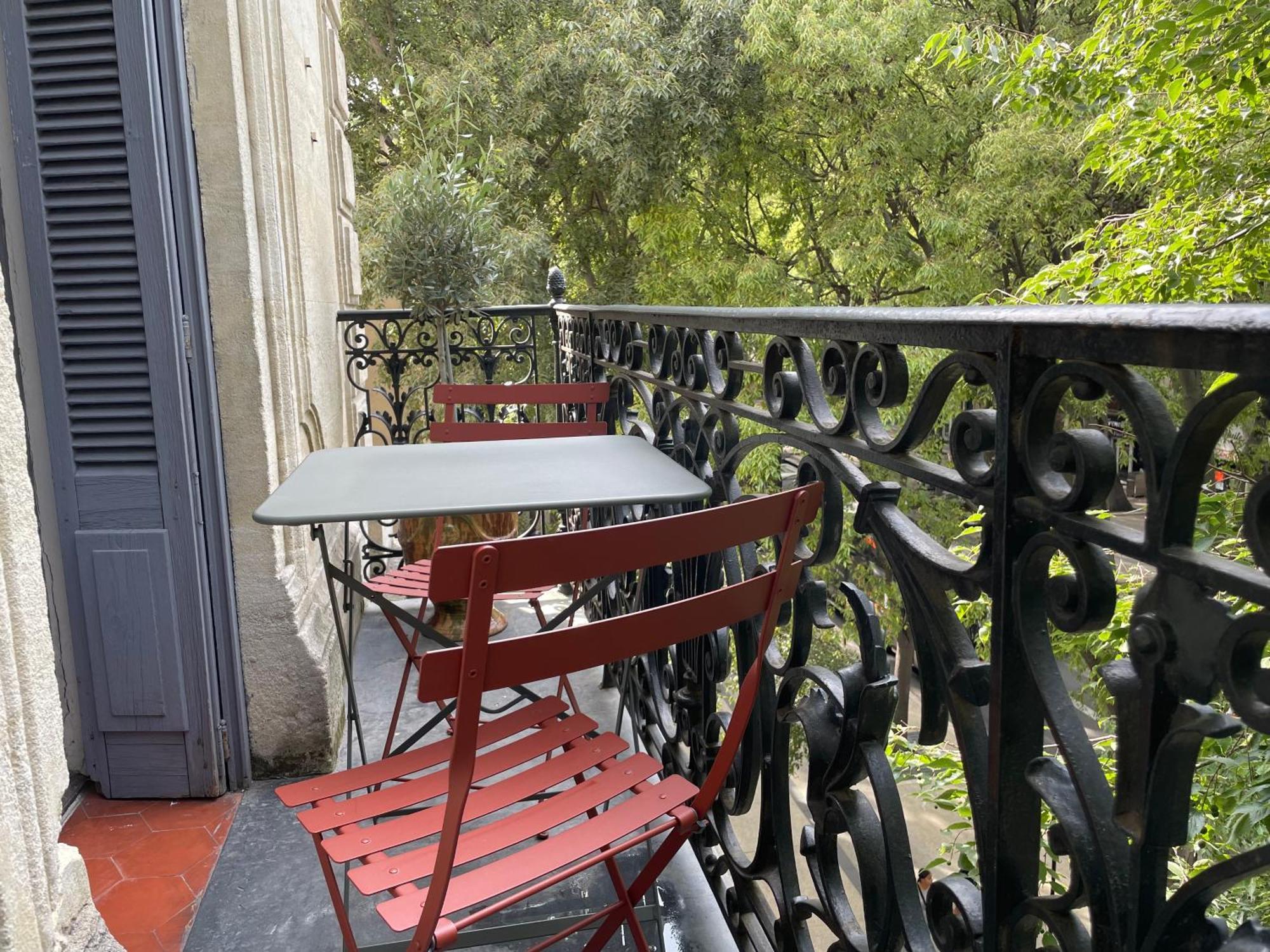 Nimes , Appartement Renove Dans Immeuble Classe. Exteriör bild